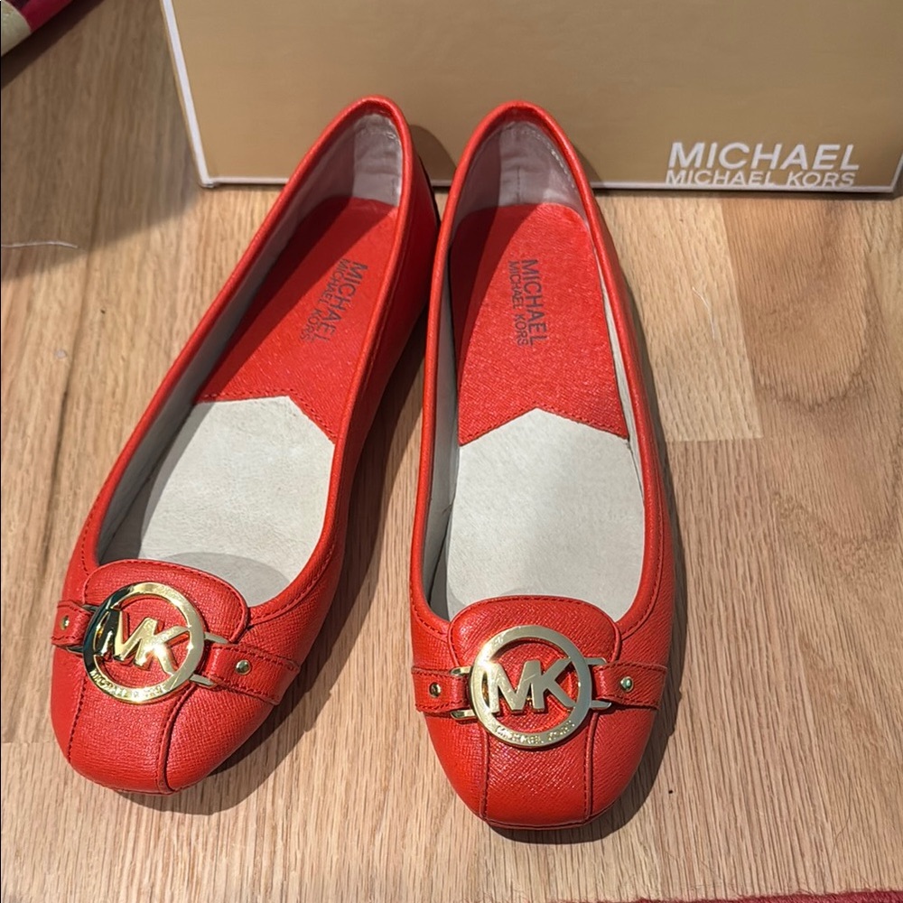 NWOT Michael Kors Orange Flats with Gold Logo SZ 9